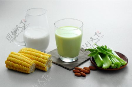 玉米西芹杏仁牛奶图片
