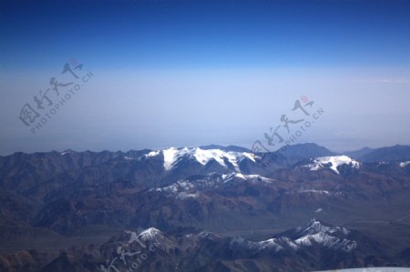 新疆旅游天山雪峰俯视