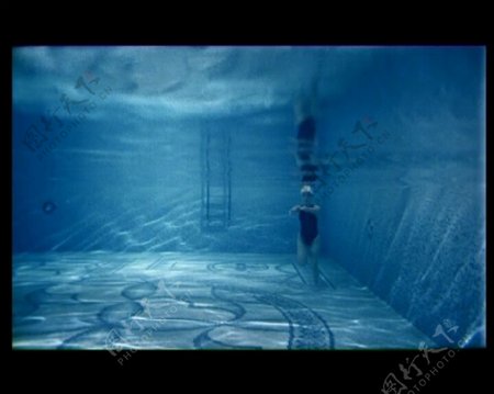 室内游泳池水底视频素材