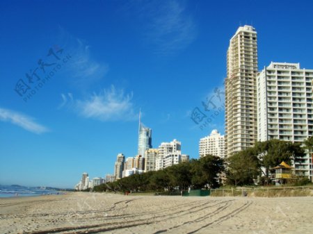 海滩与高楼图片