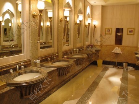 迪拜塔酒店的卫生间图片