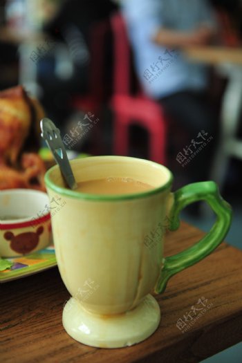瓷杯奶茶图片