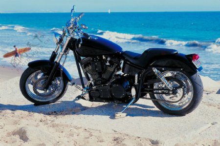 海滩上的摩托车图片