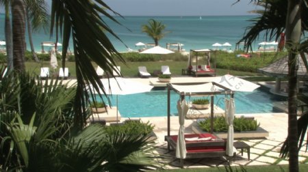 特克斯和凯科斯岛度假酒店泳池边的6股票的录像