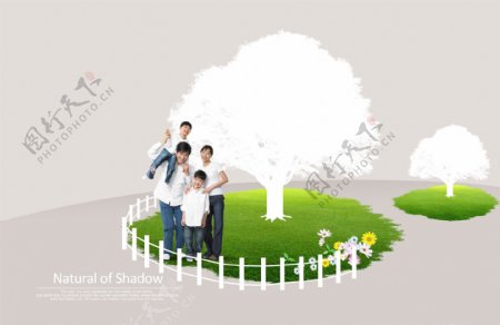 篱笆内的一家人和大树