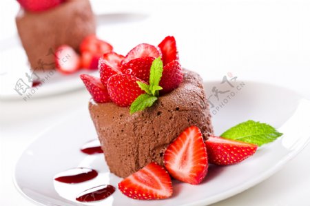 草莓巧克力慕斯蛋糕图