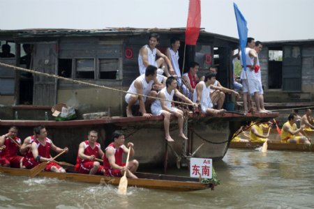 龙舟比赛村民图片