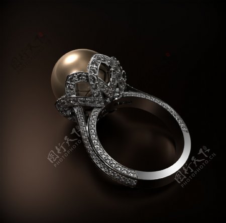 珍珠和钻石的戒指