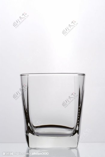 透明的杯子图片