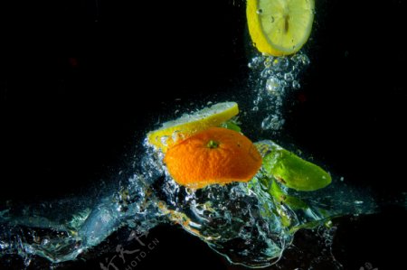 动感飞溅水花水滴中的水果图片