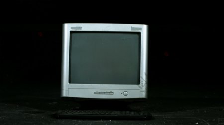 慢动作粉碎旧电脑显示器用大锤股票视频视频免费下载