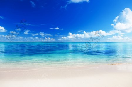 蓝天白云海洋沙滩图片