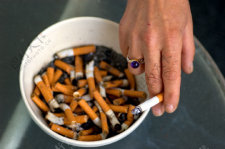 香烟迷绕火柴火机几根烟一盒烟烟头一排烟烟灰缸