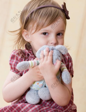 抱着玩具的漂亮小女孩图片