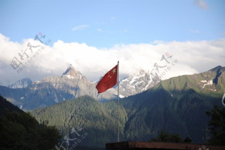西藏雪山红旗