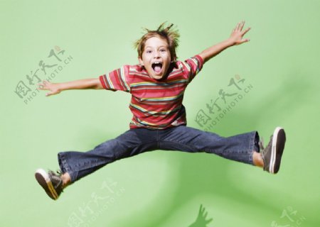 跳跃小男孩图片