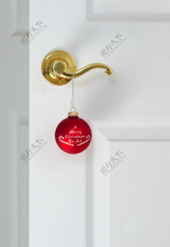 门把上的红色圣诞球图片