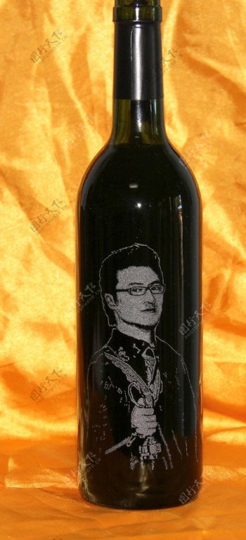 红酒瓶雕艺术图片
