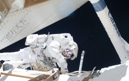 航天员在空间站操作图片