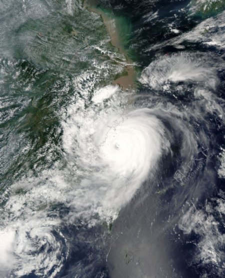 台灣上空的颱風图片