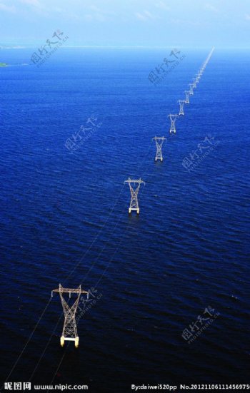 海上电线塔图片