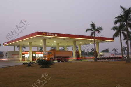 中国石油加油站的夜景图片