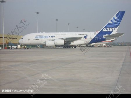 机场的空中客车A380图片