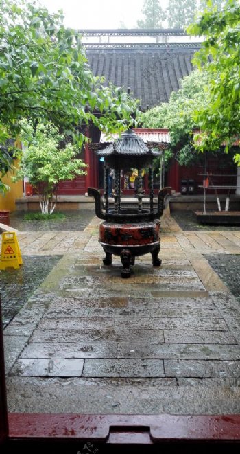 雨中寺院图片