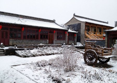 院中雪景图片