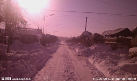 山村街道积雪摄影图片