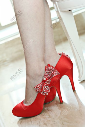 红色婚纱鞋图片