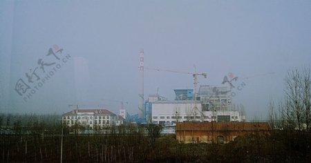 晨雾里的工厂图片