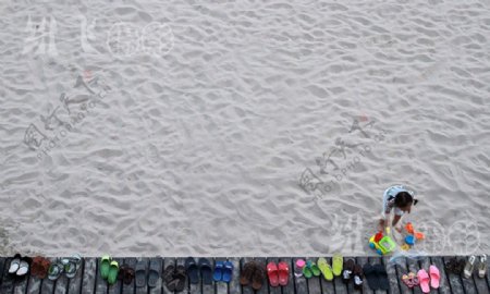 一个人的沙滩图片