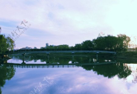 湖中桥图片