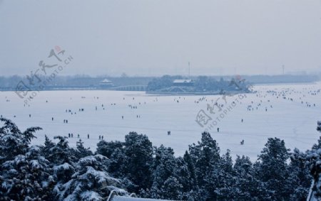 白雪覆盖的昆明湖图片