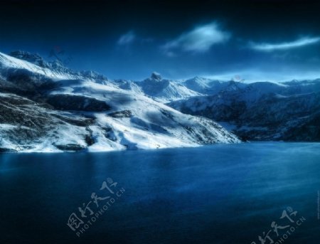 唯美雪山湖水图片