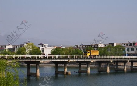 柳堤的桥图片