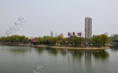 柳堤的高楼图片