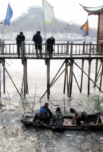景阳冈冬季捕鱼图片