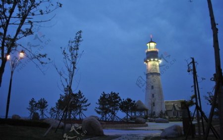 傍晚海上公园的灯塔图片