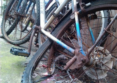 生锈的自行车图片