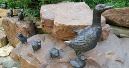 小鸭子铜雕塑图片
