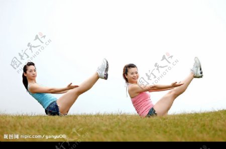户外草地瑜伽运动女子图片