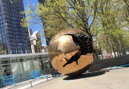 纽约雕塑破碎的地球图片