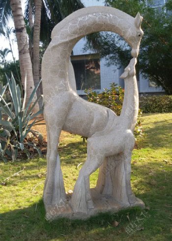 长颈鹿雕像图片