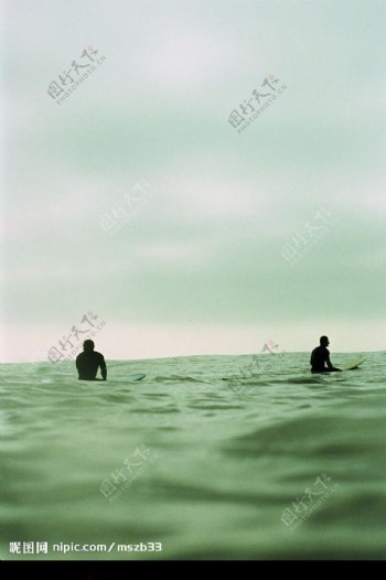 冲浪的两人图片