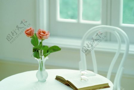 窗前圆桌上的玫瑰书刊图片