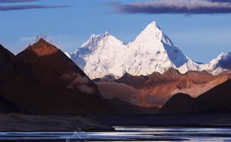 珠穆朗玛峰珠峰山水西藏日喀则山峰湖泊图片
