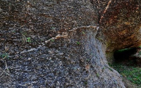 奇石镶嵌石的洞穴图片