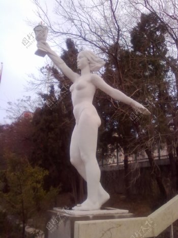 女士雕塑手举奖杯图片